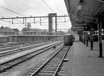854139 Gezicht op Perron B van het N.S.-station Almelo te Almelo, met een diesel-electrisch treinstel DE1 of DE2 ...